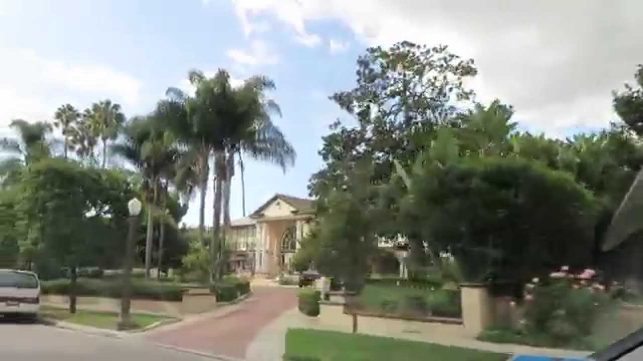 Take a driving tour of the gated community of Fremont Place in the Hancock Park area of Los Angeles.