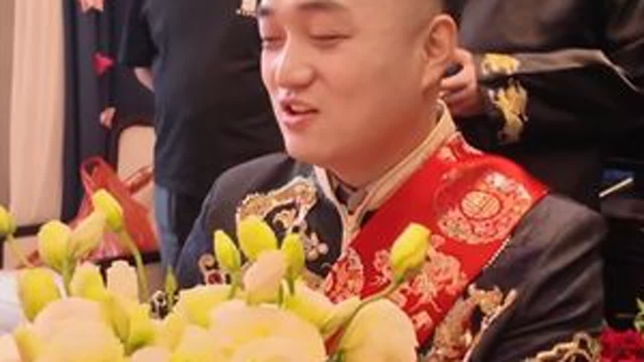 现在年轻人的接亲环节太有新意了！没有俗套的喧闹，全是文明又好玩的互动——看图猜成语考验默契，反方向游戏逗得人捧腹，最绝的还是找婚鞋，鞋就明晃晃提在新娘姨妈手里，一群人愣是绕着圈找不到，悬念拉满！...