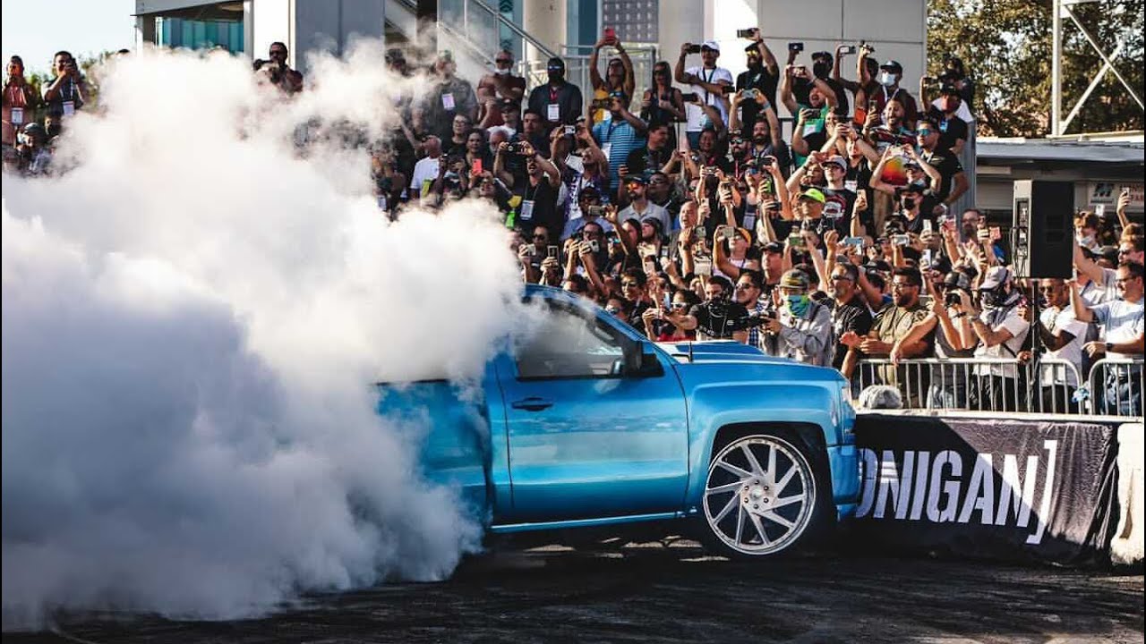 MOTOR SWAP AT @semashow (Blew a motor at the @TheHoonigans booth)
