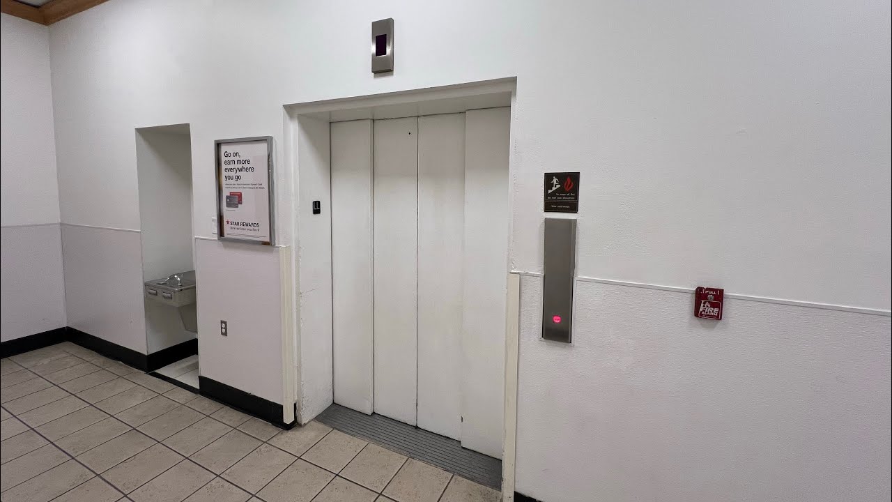 ЗНАМЕНИТЫЙ гидравлический лифт OTIS в универмаге Macy’s Walt Whitman Mall — Хантингтон-стейшн, шт...