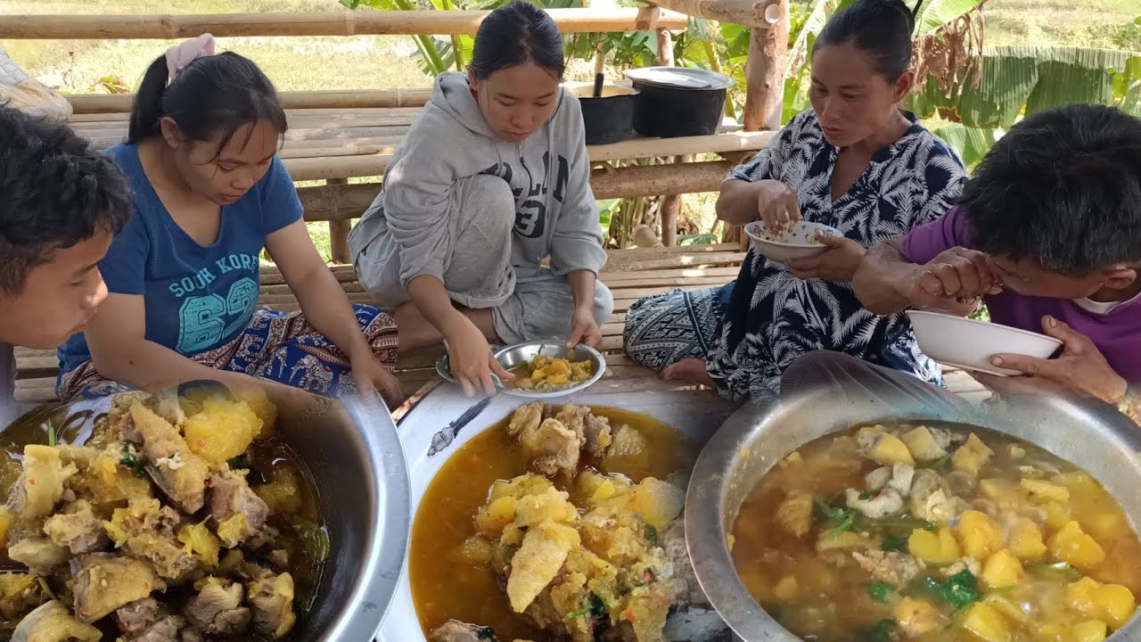 Eating pumpkin curry with chicken together in a small hut is delicious.