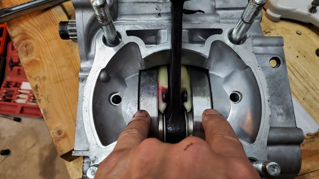 👨‍🔧 Tips rebuilding centering the crank install YZ250 Bottom end of Engine Transmission Case