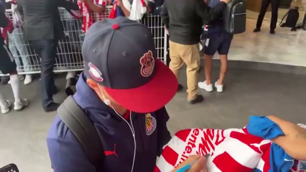ASÍ LLEGARON LAS CHIVAS AL HOTEL EN SAN LUIS | LOS RECIBE MUCHA AFICIÓN 🐐❤️ | CHIVAS VS SAN LUIS 