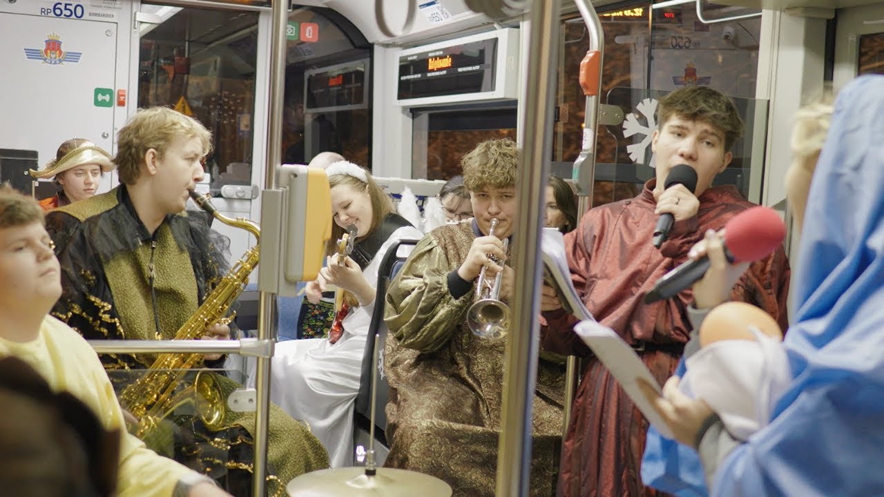 Radosne kolędowanie w tramwaju z uczniami szkoły muzycznej🎷🎶🎸