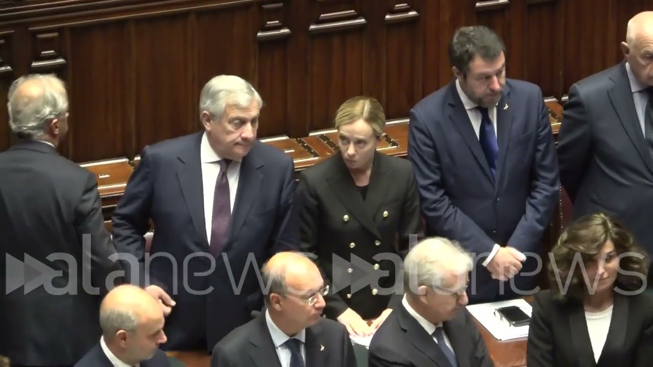 Napolitano, gli ingressi in aula: dalla moglie Clio a Meloni, da Mattarella a Macron