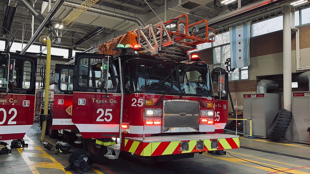 *URGENTLY* Chicago fire & police department Ambulance 13 Engine 102 Truck 25 responding [4K HDR]