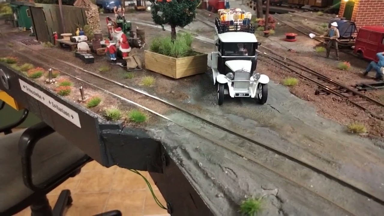Feldbahnlok Henschel RLIIIc, mit Vorspann, ebenfalls Henschel RLIIIc