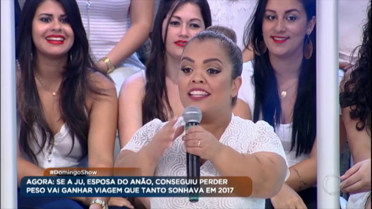 Jú sobe na balança para saber se toda sua dedicação valeu a pena