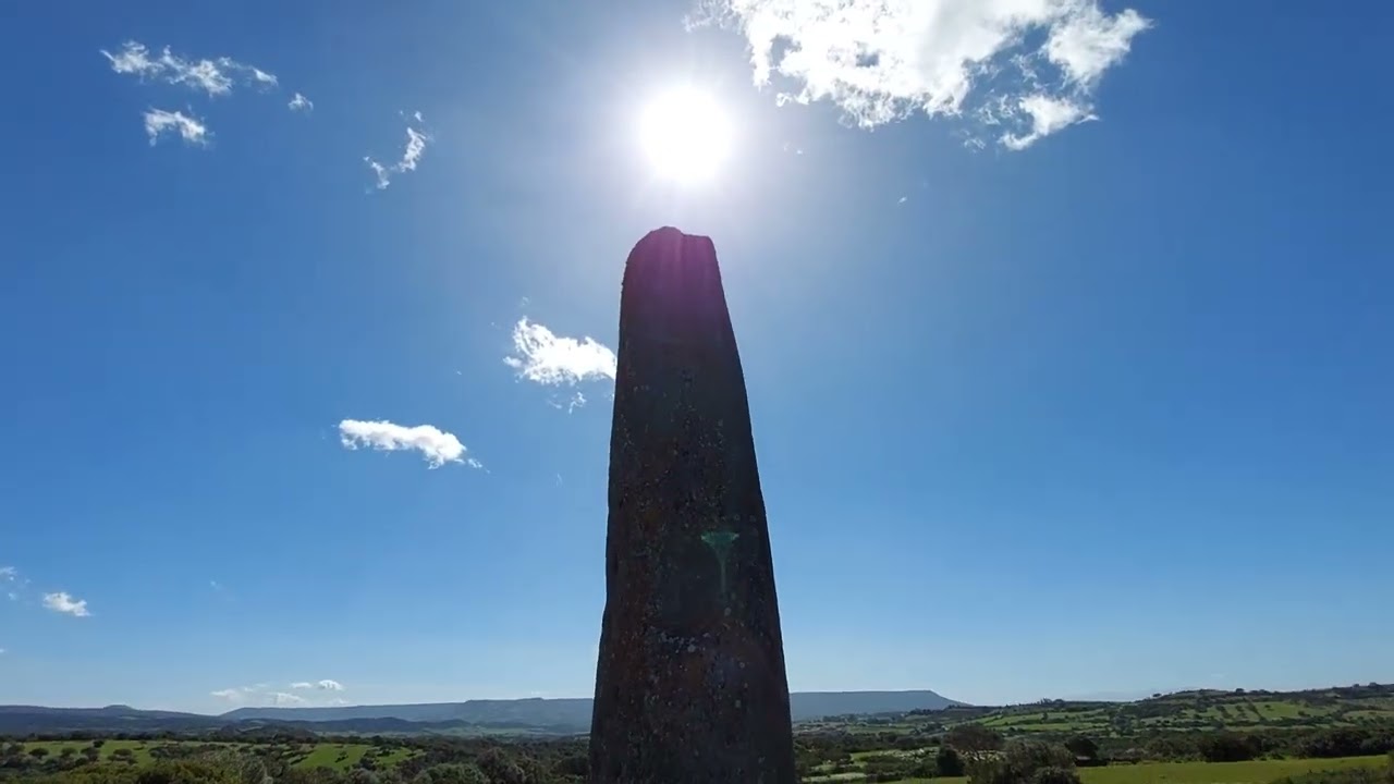VILLA SANT'ANTONIO. Menhir Corru Tundu, alto sui 6 metri