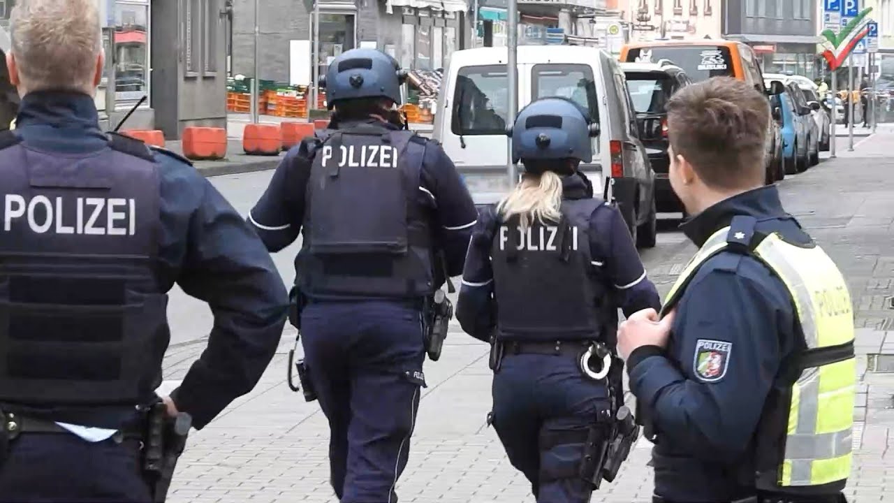 Bedrohungslage in Hagen - Großeinsatz der Polizei - 22-Jähriger mit Schusswaffe am Fenster