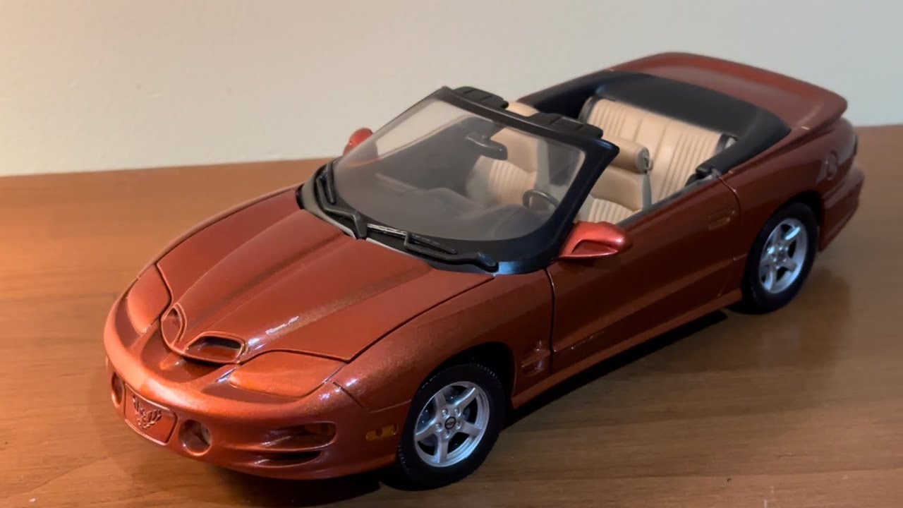 Обзор Pontiac Firebird Trans Am Convertible 2002 года выпуска (масштаб 1/18)
