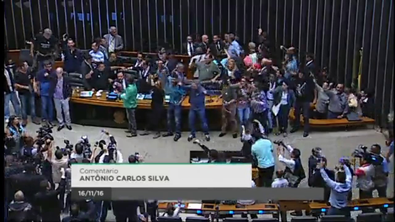 Momento em que manifestantes invadem o plenário da Câmara dos Deputados