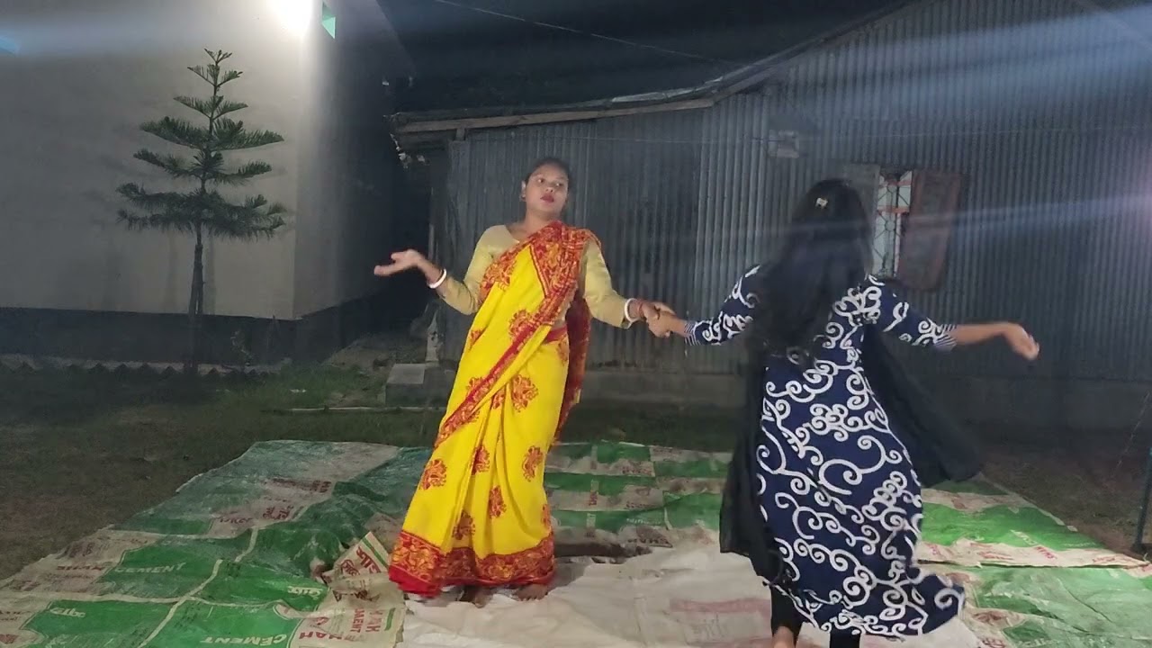 সাথী পাহাড়িয়া এবং উক্রা মারমার নাচ