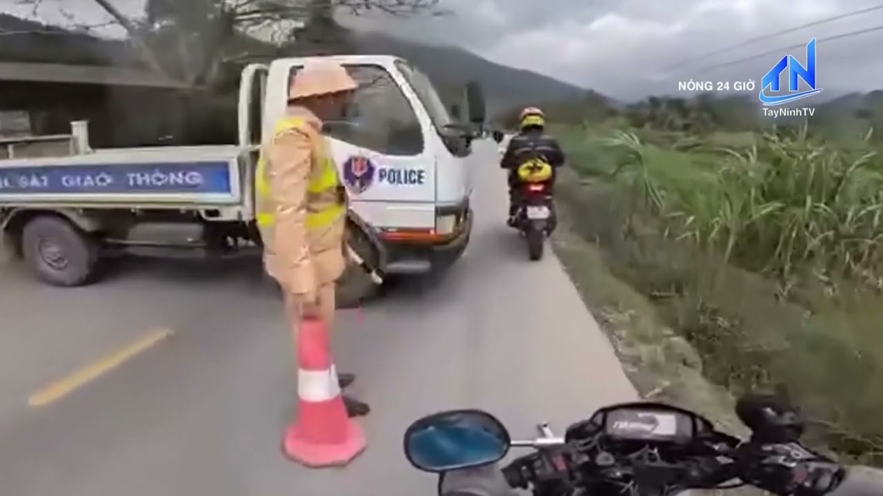 Xử lý tài khoản đăng thông tin sai sự thật về xe công vụ chắn ngang đường | TayNinhTV