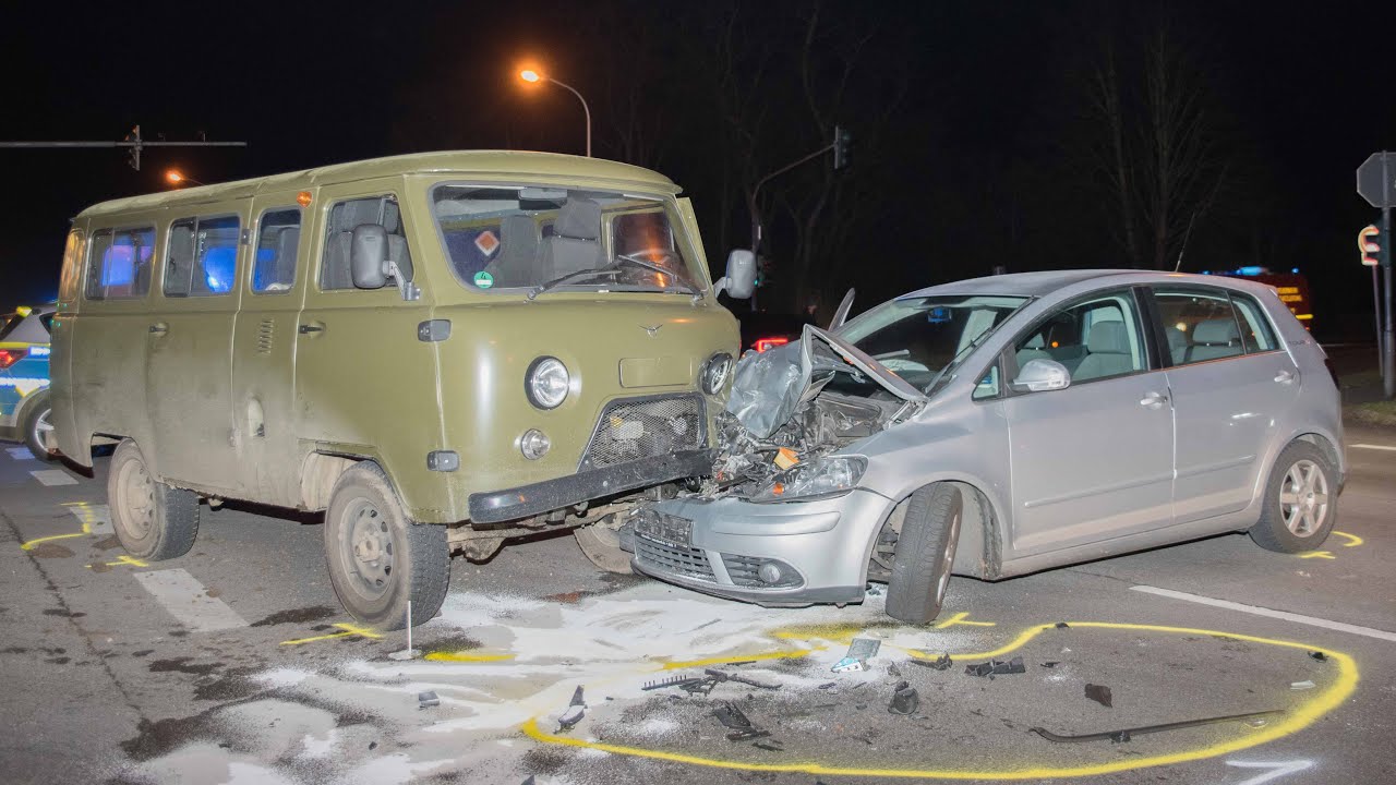 27.11.2021 - UAZ Buchanka und VW Golf kollidieren im Kreuzungsbereich