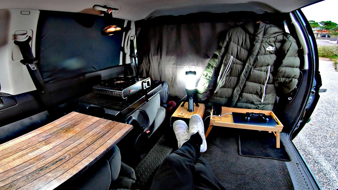 Camping minimaliste dans la voiture aménagée en tiny van