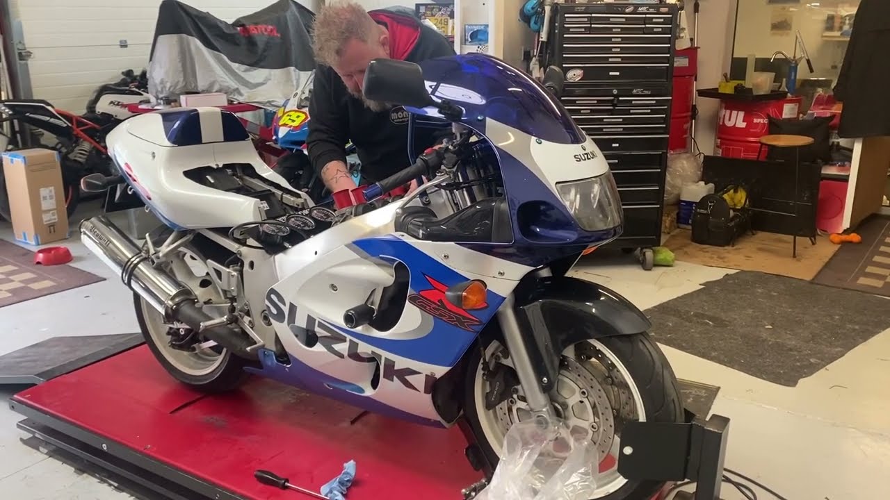 Suzuki GSX-R 600 SRAD. Carb overhaul and balance.