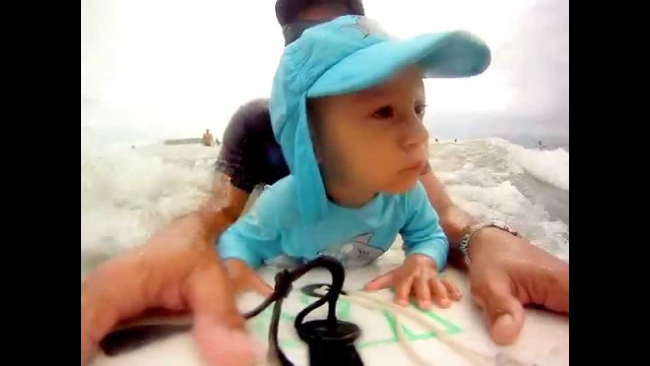 Beb&ecirc; surfando com o seu pai  de bodyboard .