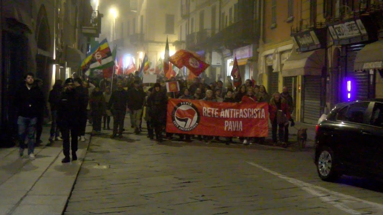 5 novembre, a Pavia il corteo antifascista sfila lungo Strada Nuova
