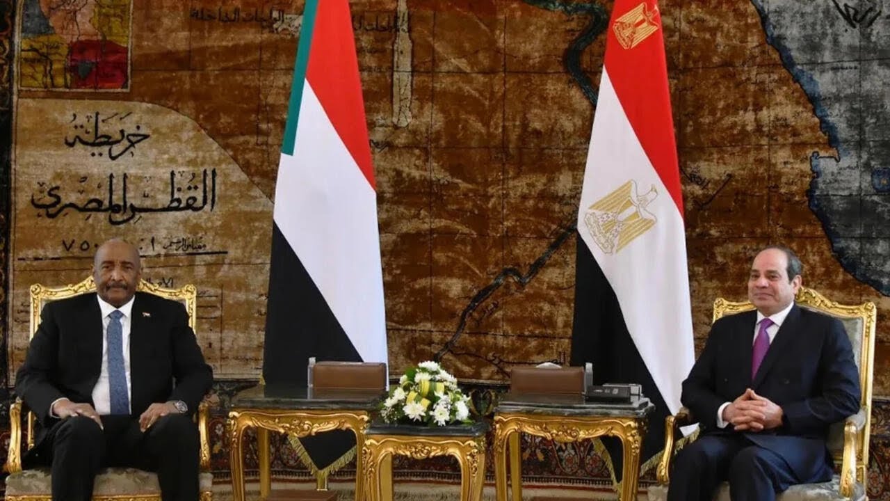 السيسي يستقبل البرهان في أول زيارة خارجية منذ بدء اشتباكات السودان