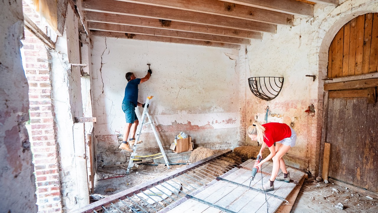 We Start Renovating The Coach House Interior...  But There Is Bad News