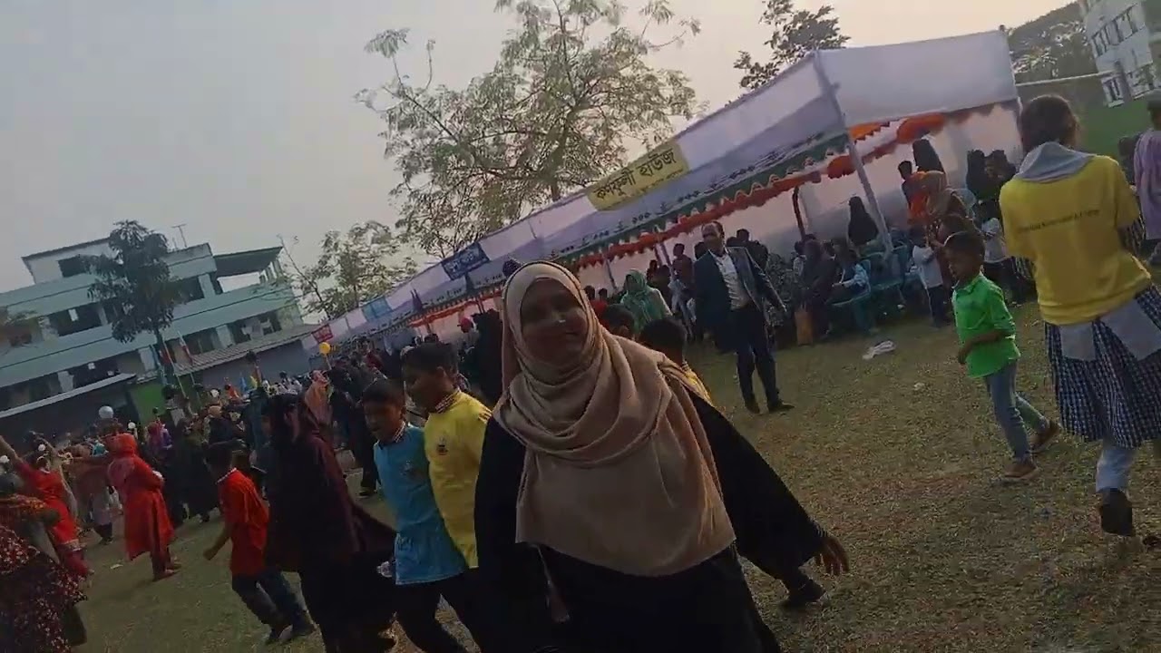 🙃 In this time I am in my school's own resurt and my mom play a game 🙃