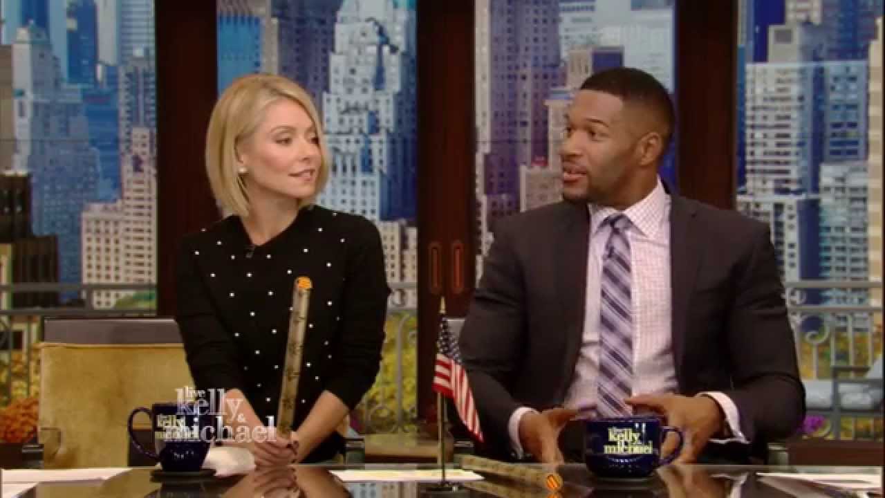 Michael Strahan Shows Off his Abs for Magic Mike XXL