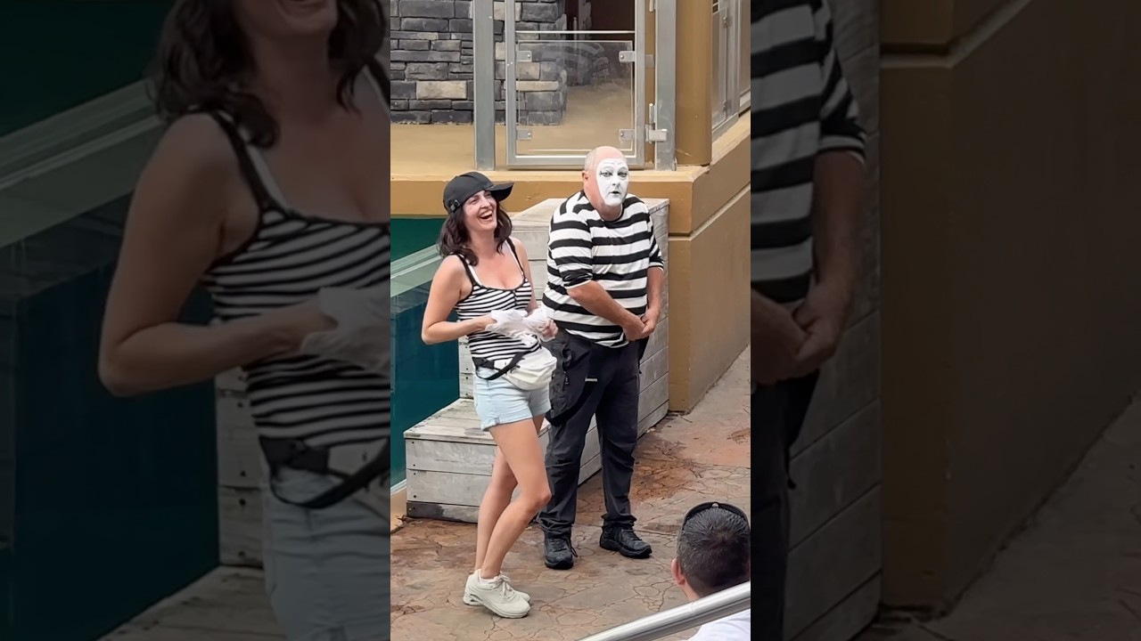 Hilarious Tom the mime antics #seaworldmime #tomthemime #funny #comedy #shorts