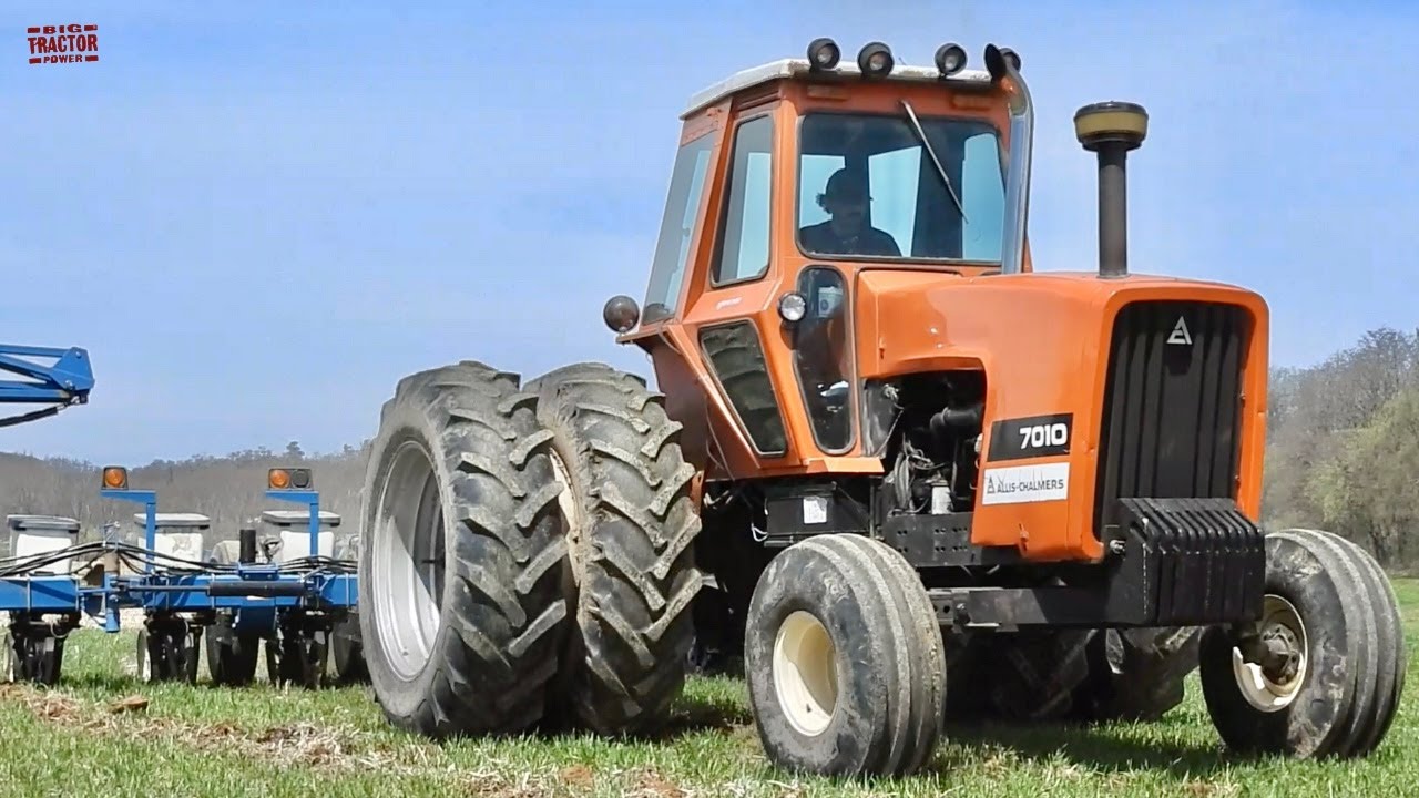 ALLIS-CHALMERS 7010 Tractor Planting Corn
