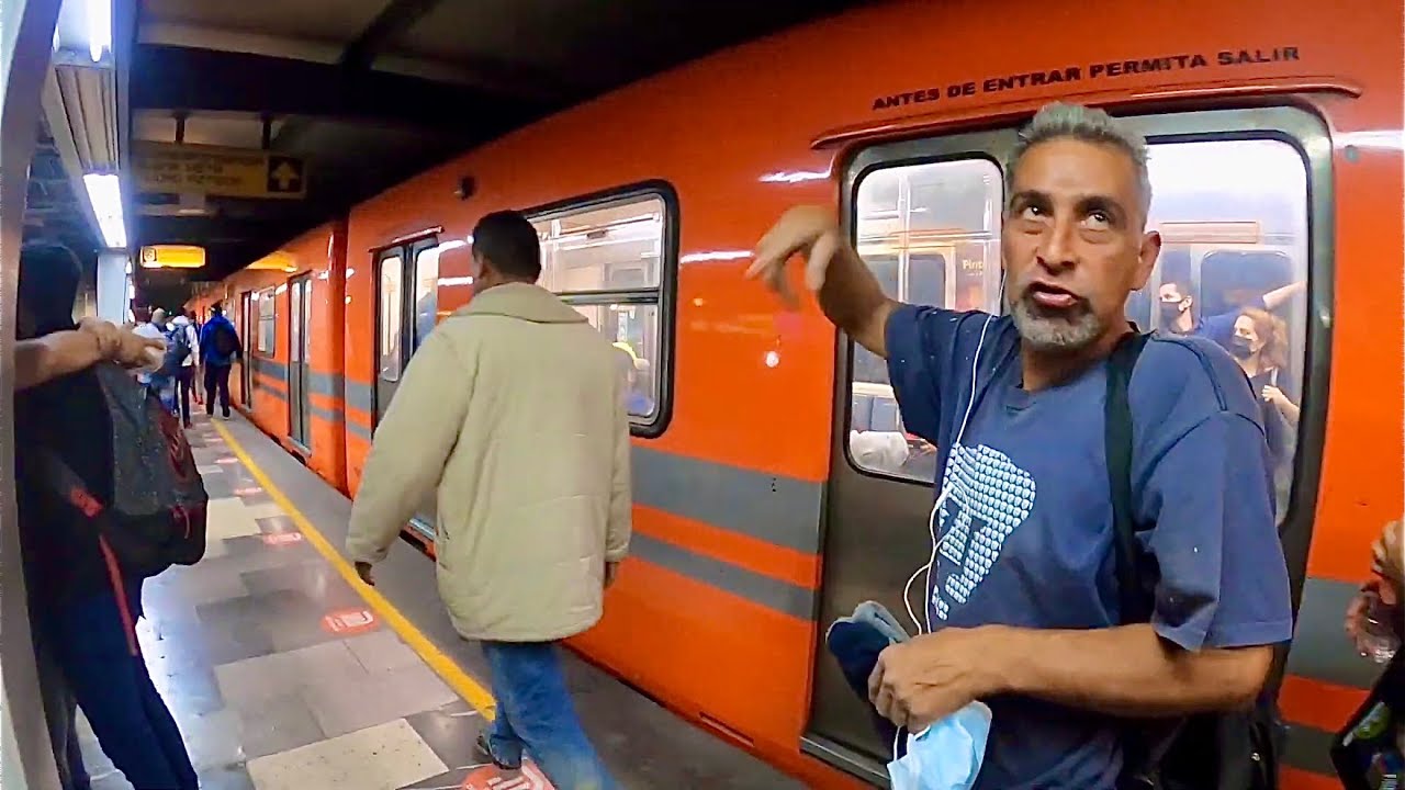 How Dangerous is Mexico City's Metro at Night?🇲🇽 (raw experience!)
