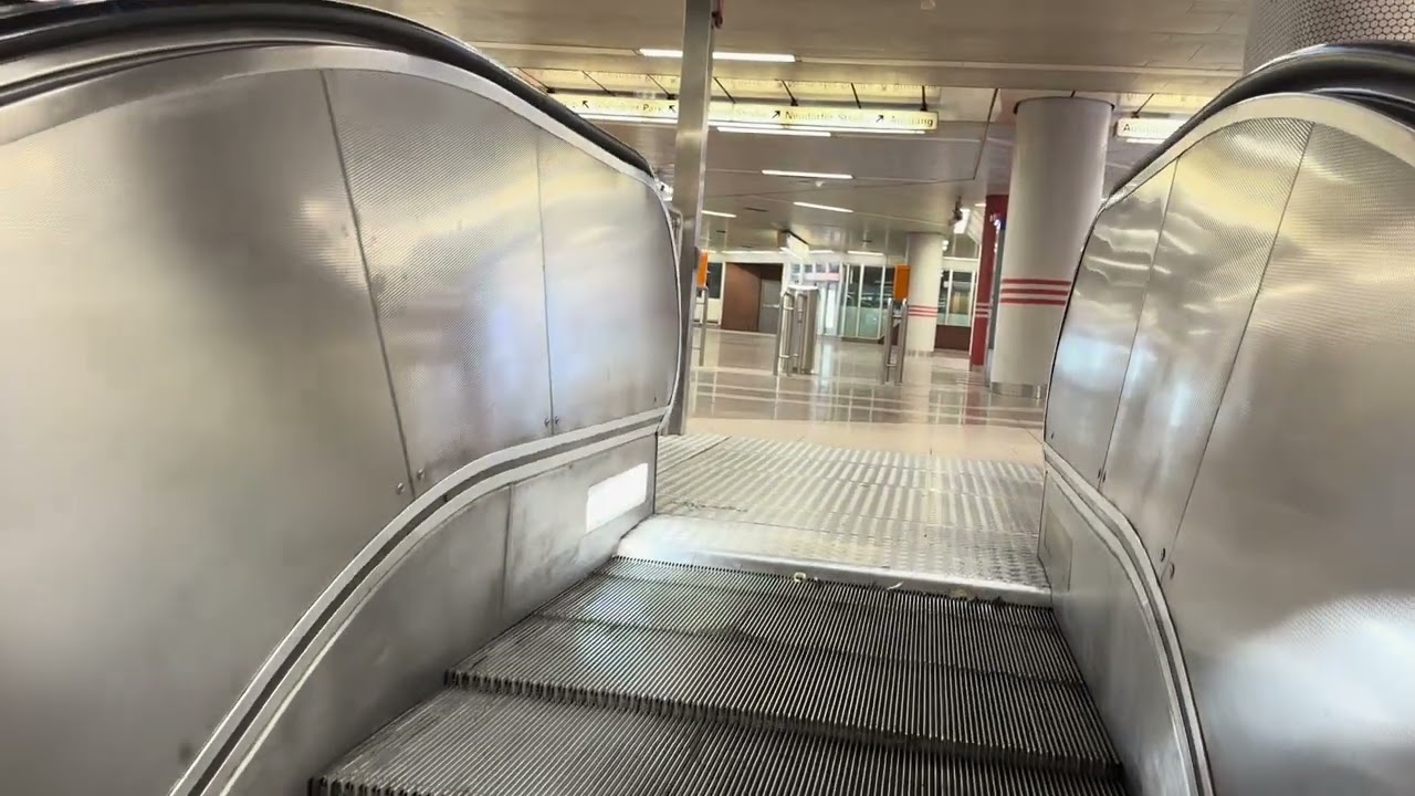 Lange Warteschlange vor dem (kleinen) Aufzug im U-Bahnhof Duisburg Hbf