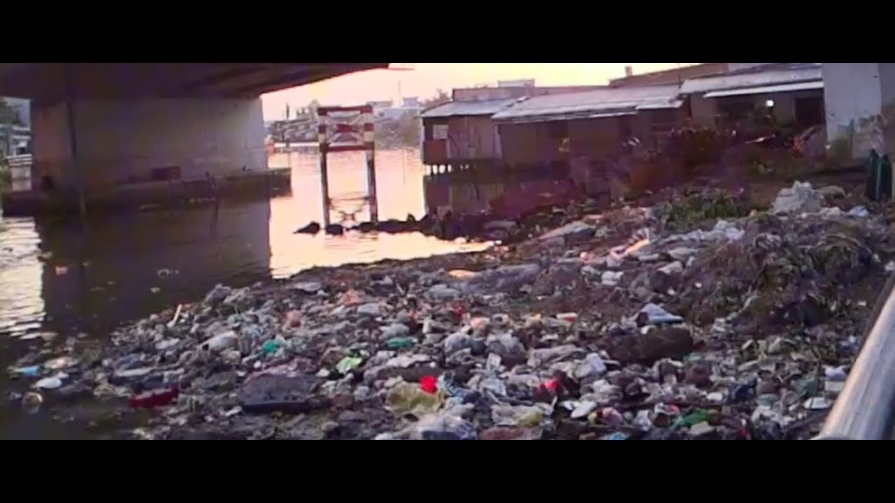 Vietnamese dump rubbish straight into river