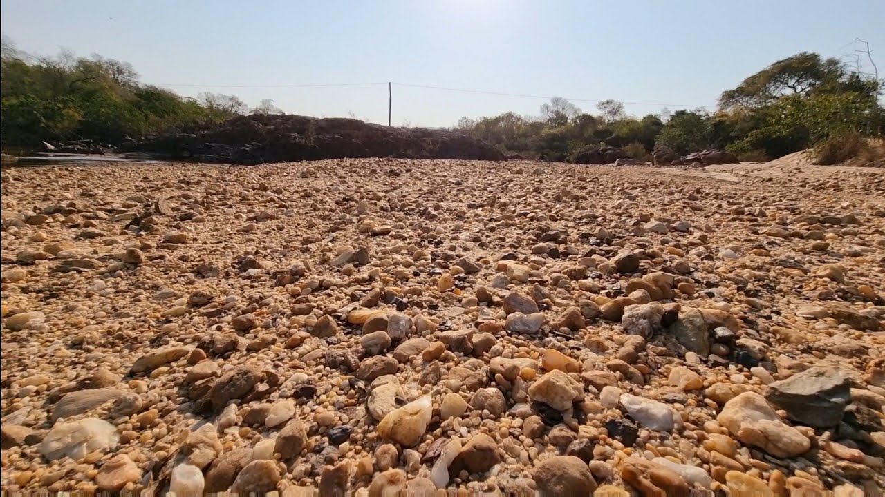 achando pedras que brilha nas margens do rio jequitinhonha