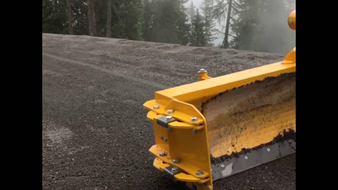 Strasse planieren mit Traktorgrader