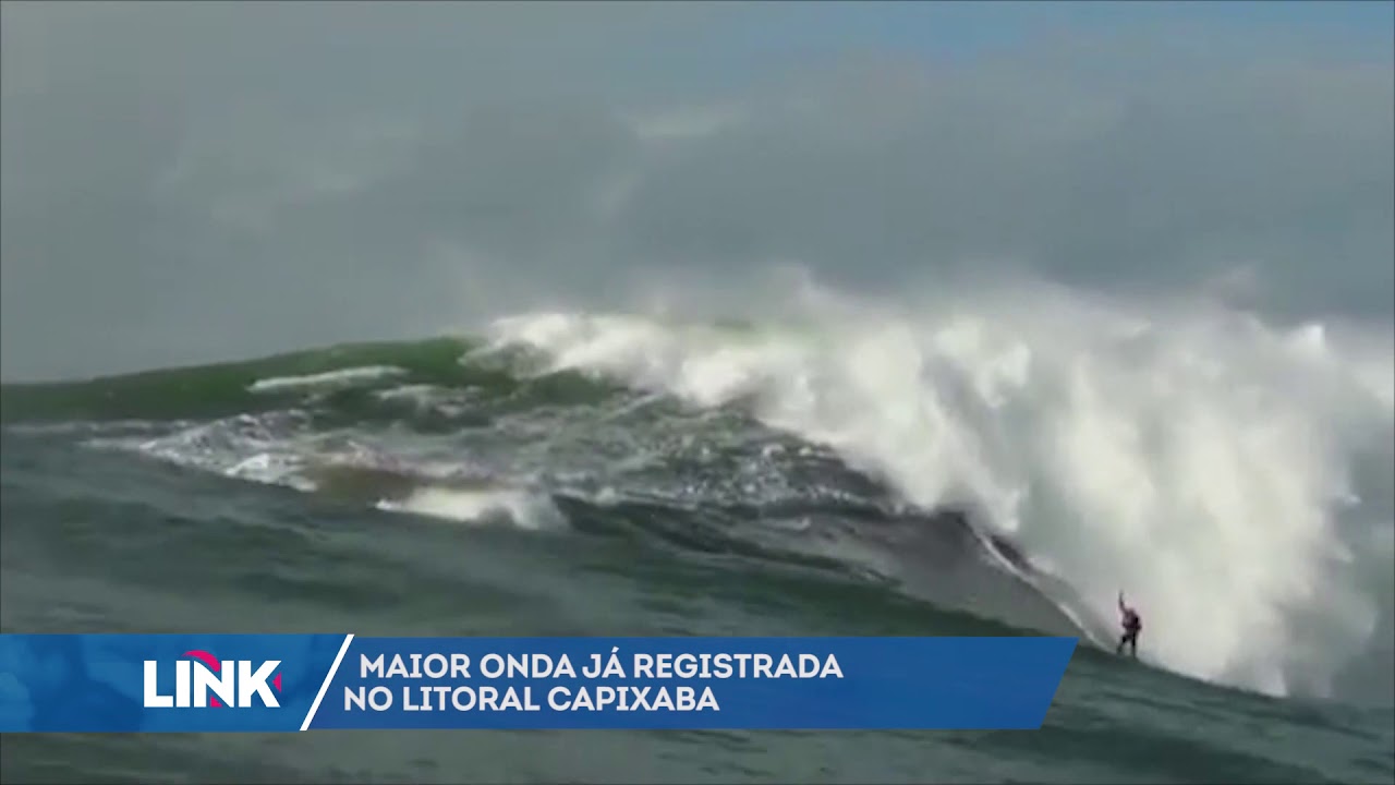 Onda gigante impressiona banhistas na Praia da Costa, em Vila Velha