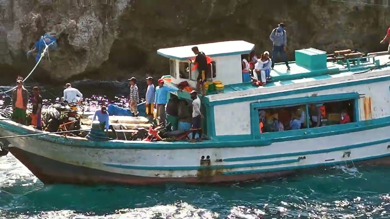 Itbayat Batanes - Docking of Passenger Boats