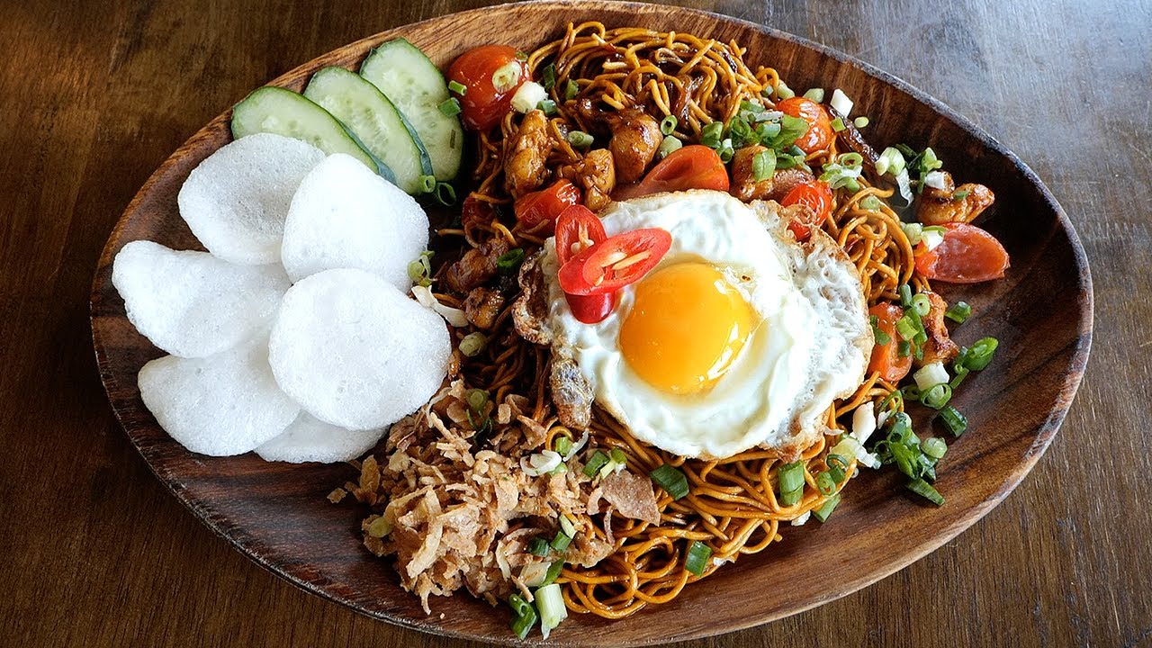 인도네시아 전통음식 미고렝 볶음면 / indonesian style fried egg chicken noodle - mi goreng