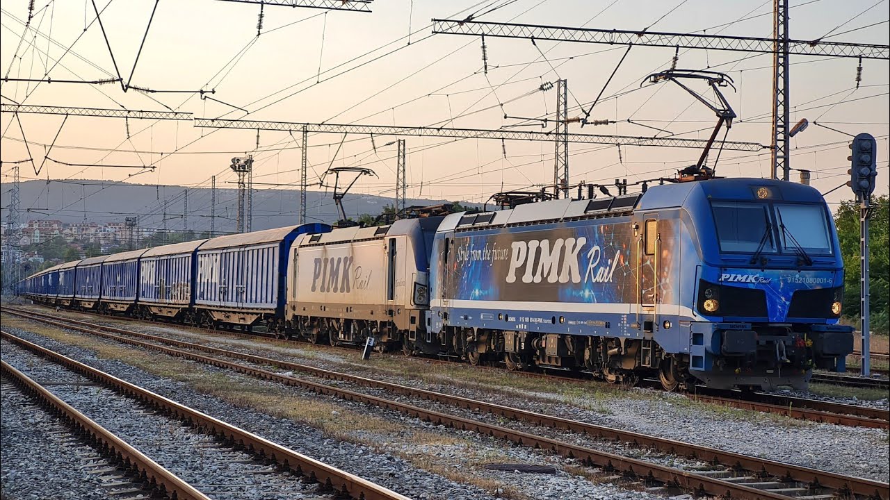 Pimk Rail с локомотиви 80 001 и 81 972 потегля от Шумен