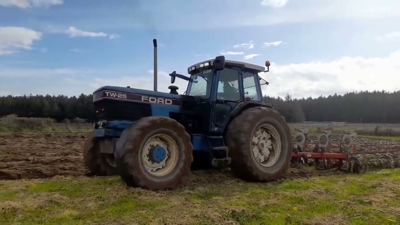 ford tw25 ploughing with a 4 furrow keleverland plough 8340 newholland on a Harrow
