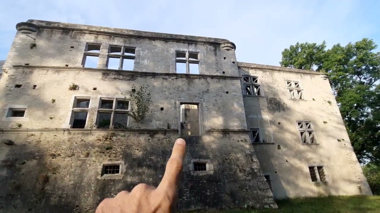 VACANCES! 😃 visite d'un CHÂTEAU PRIVÉ du XIVeme siècle 🍀 avec une MAGNIFIQUE PORTE 😊