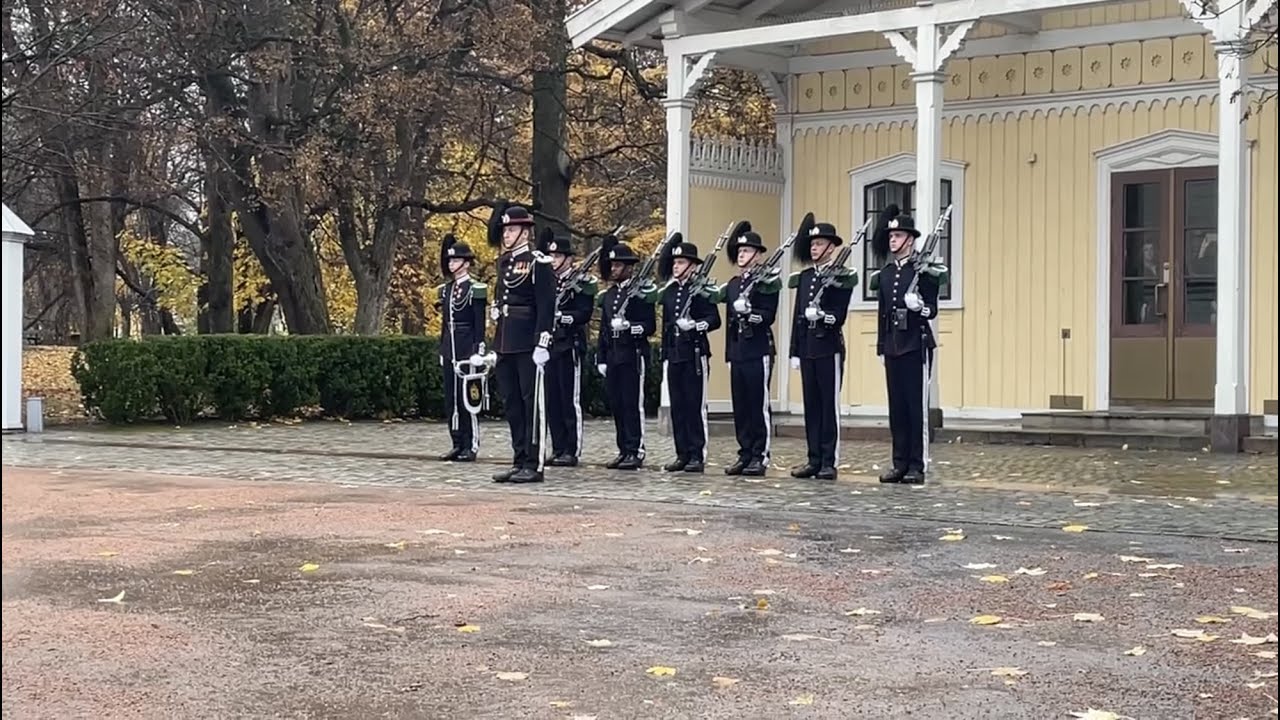 HMKG - Hovedavløsning del 1 og 2 som hornblåser ved Det Kongelige Slott