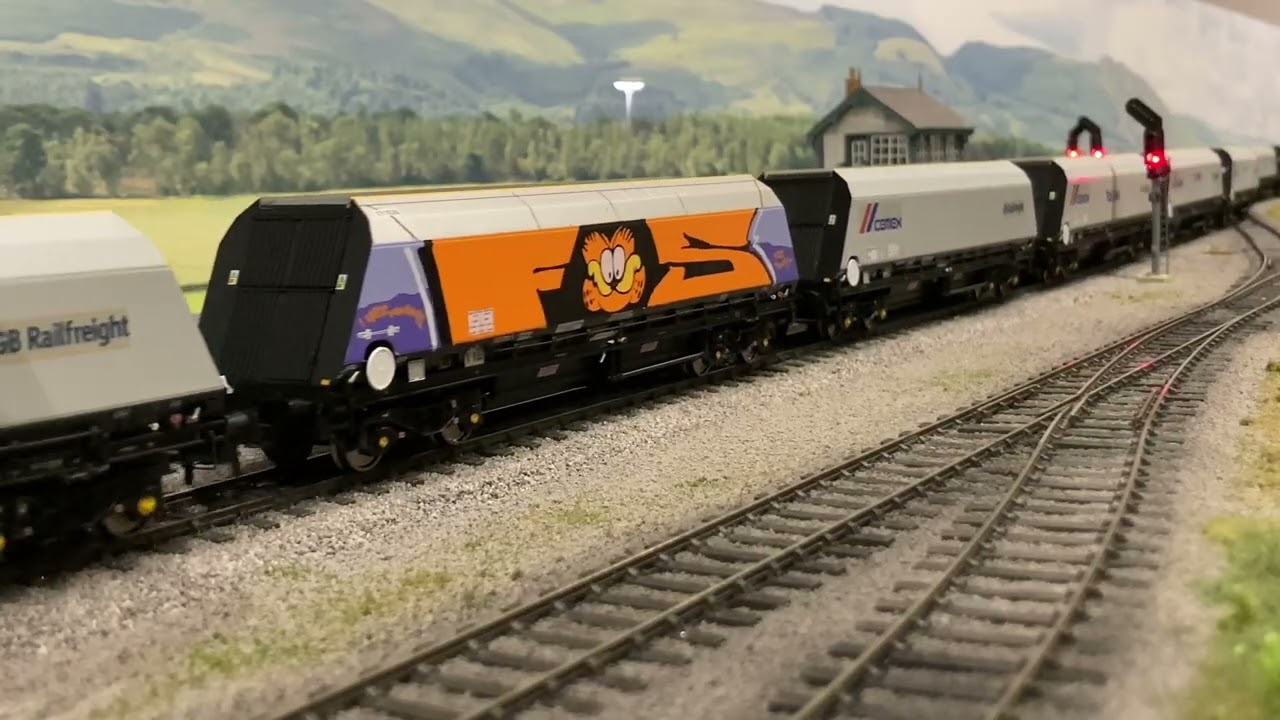 Ercall Heath Stone Train action with Accurascale Cutdown HYAs