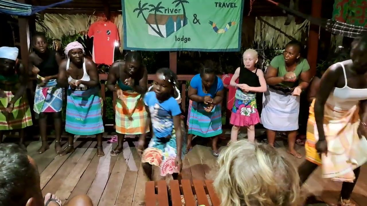 Culturele optreden op Danpaati River Lodge. Saamaka