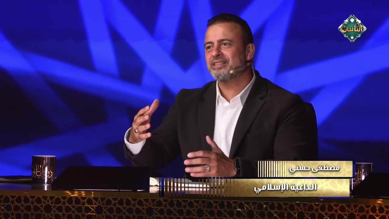 دموع وتأثر المتسابق يوسف عبد العزيز بعد تلاوته النابضة بالإحساس والروحانية من سورة الإنسان