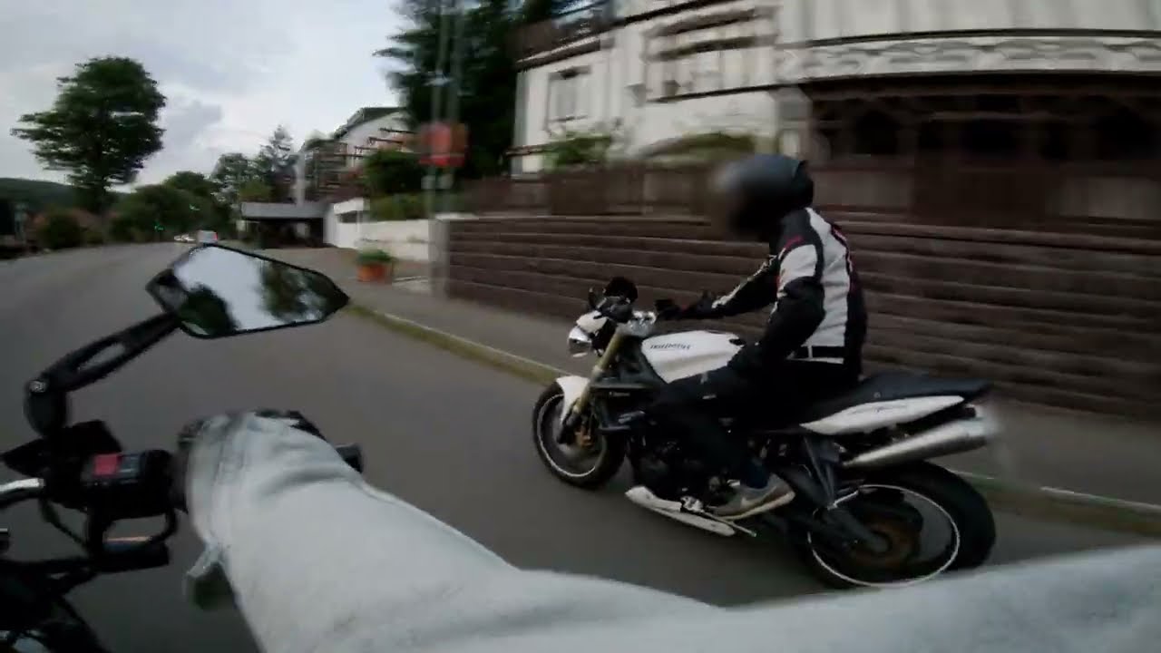 SUZUKI GS500E chasing TRIUMPH STREET TRIPLE | Pure Engine Sound