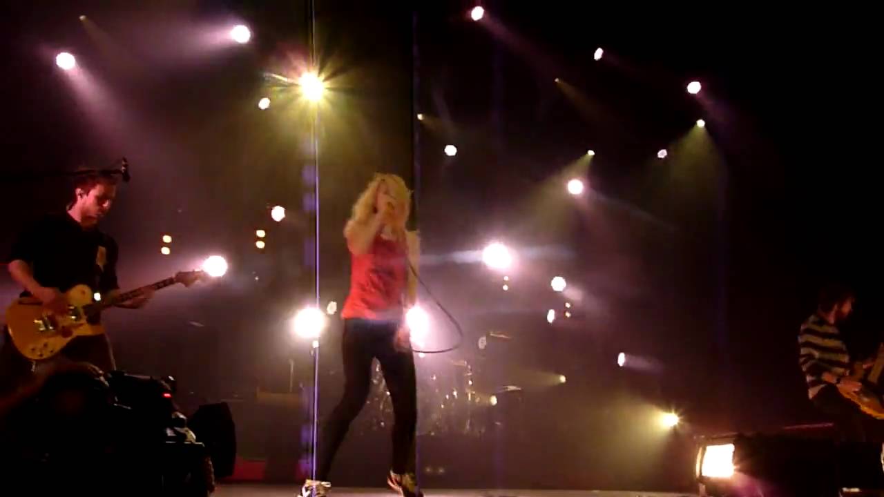 Paramore - Intro & Ignorance HD (London Wembley Arena 18/12/2009)