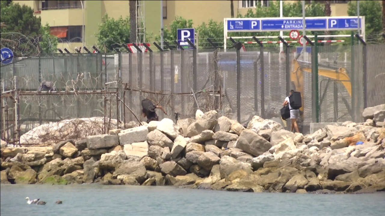 Smuggling caught on camera at Western Beach, Gibraltar 18.0.17