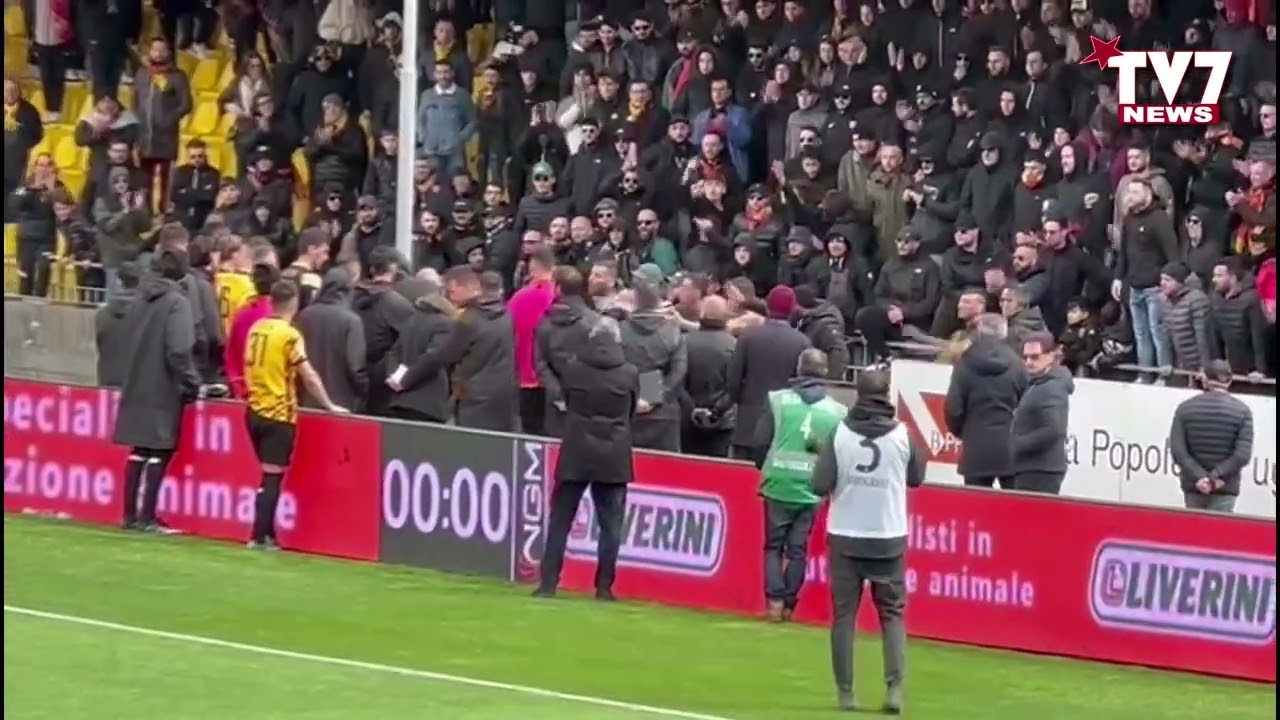 LA CURVA SUD CONTESTA LA SQUADRA: “VOGLIAMO IN CAMPO LA PRIMAVERA. VIA DA BENEVENTO VERGOGNATEVI”