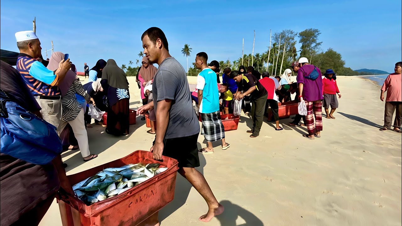 &ldquo;Fresh Catch Frenzy: Buyers Flock to Telaga Papan Beach!&rdquo;