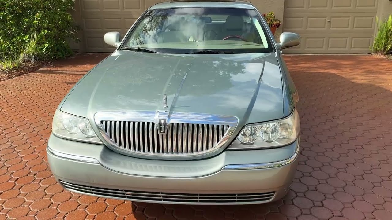 Lincoln Town Car Limited 2005 года выпуска. Рекомендованная розничная цена: 47 030,00 долларов СШ...